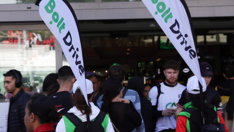 Bolt pousse Bolt Drive en street marketing avec le groupe Àlo