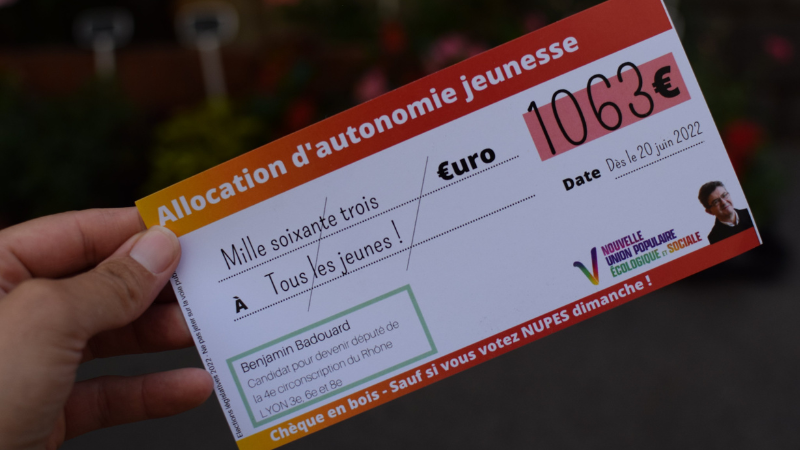 Législatives : un candidat distribue des « chèques en bois » à des lycéens