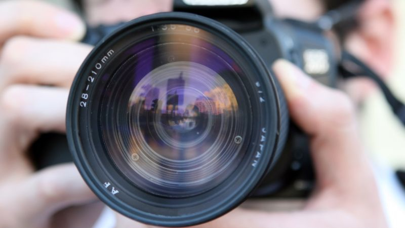 Journalistes : la profession perd des plumes