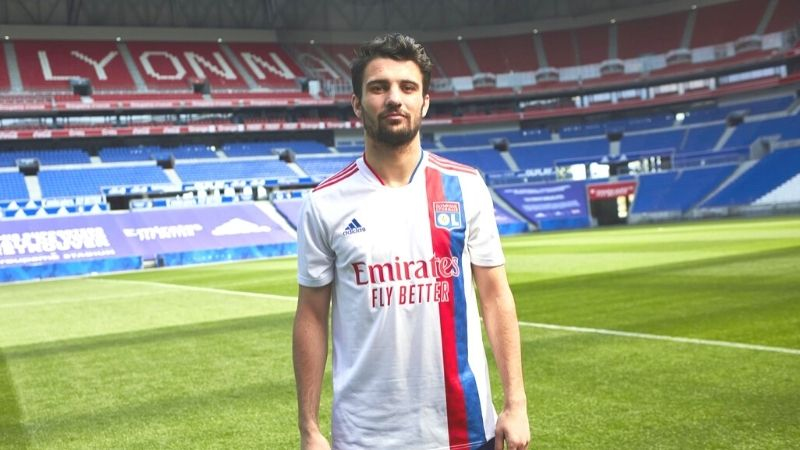 En rouge et bleu : l'OL étrenne ses nouveaux maillots 2021-2022