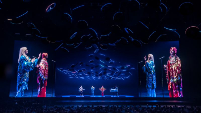 Tetro illumine le spectacle du groupe Abba