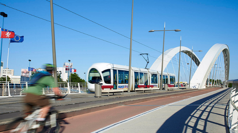 Tram et trolleys lyonnais rhabillés à la mode street art