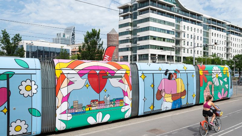 À Lyon, une « rame des fiertés » illustrée par Morgane Fadanelli